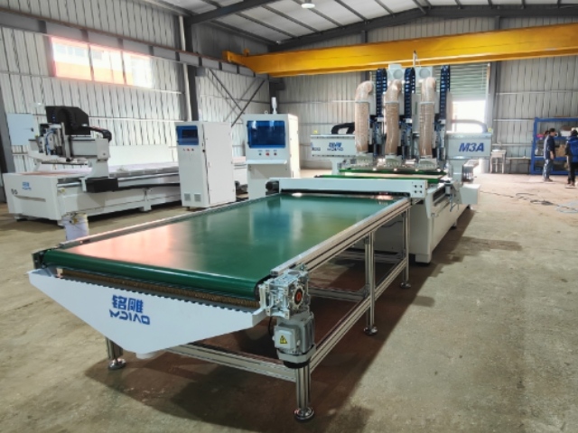 M3-12 CNC-Fräsmaschine mit drei Hauptspindeln und einem linearen 12-Werkzeug-Magazin