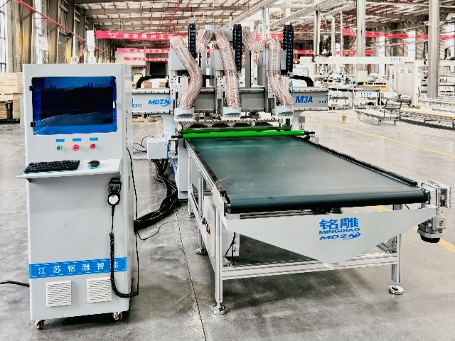 M3-12 CNC-Fräsmaschine mit drei Hauptspindeln und einem linearen 12-Werkzeug-Magazin