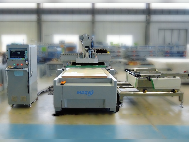 M12 CNC-Fräse und automatische Wendeeinrichtung