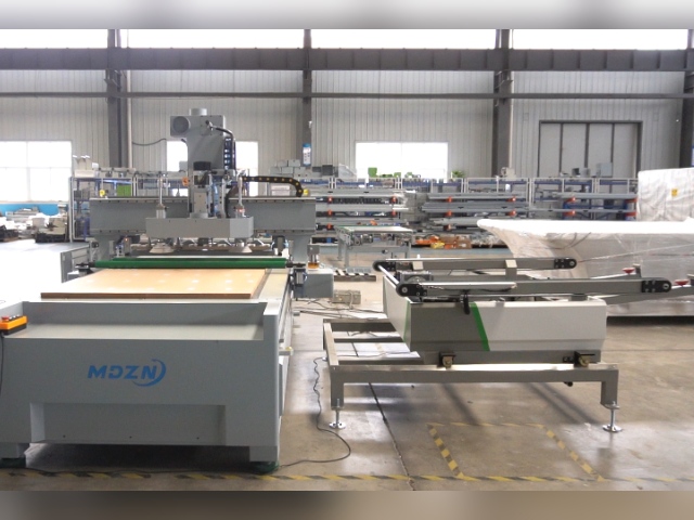 M12 CNC-Fräse und automatische Wendeeinrichtung