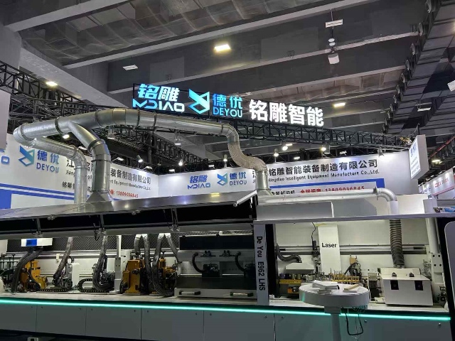 Wie lassen sich Klebefugen eliminieren und die Effizienz beim Kantenanleimen schmaler Bretter um 30 % steigern? – MDZN stellt in Guangzhou eine horizontale Servo-Kantenanleimmaschine vor.